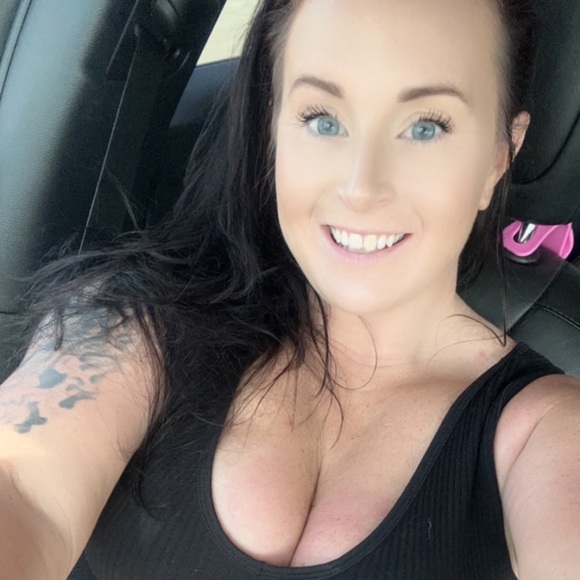 Meet your Posher, Andrea - Picture 4 of 5